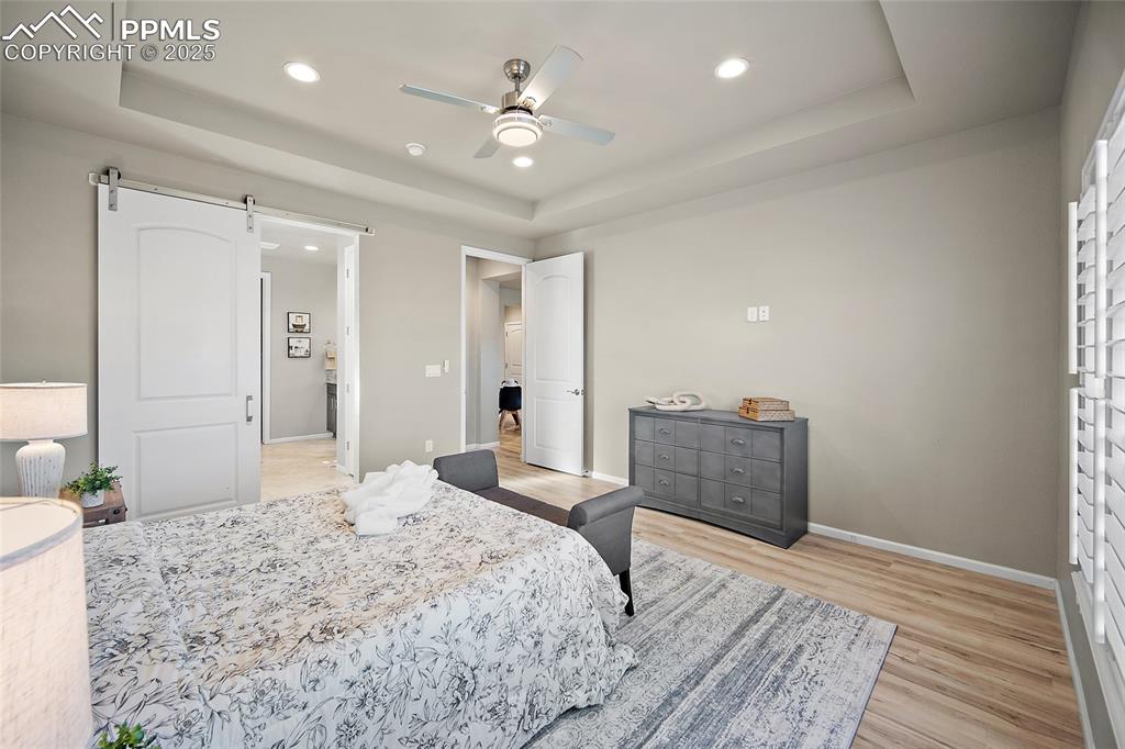 Image 16 of 50: Bedroom