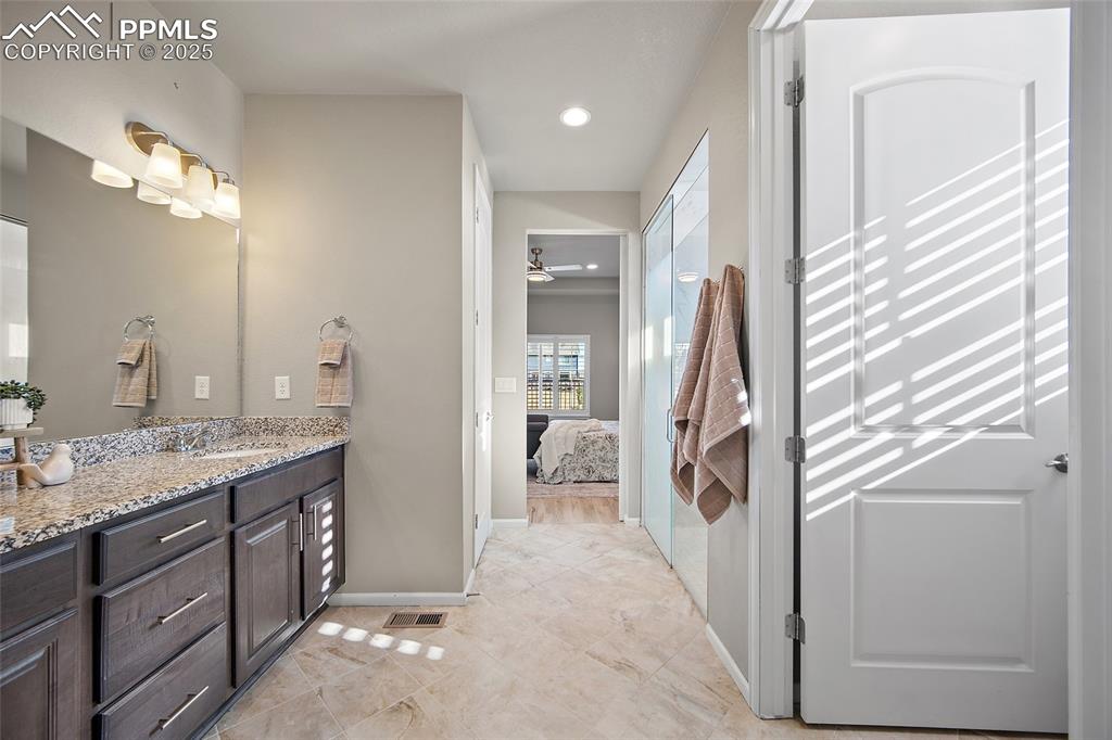 Image 19 of 50: Bathroom