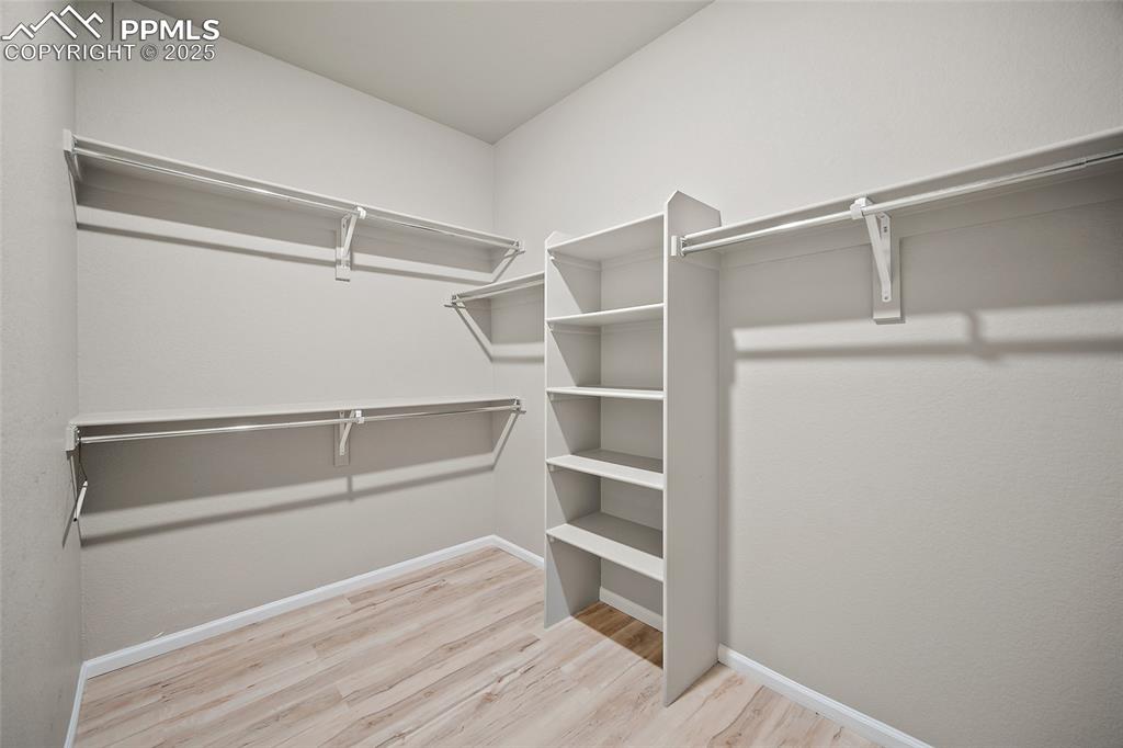 Image 20 of 50: Closet