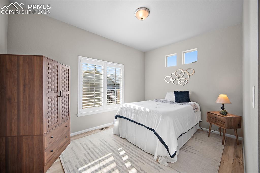 Image 24 of 50: Bedroom