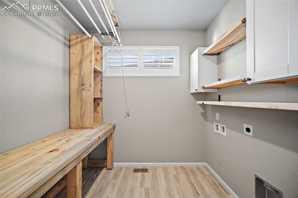 Image 25 of 50: Laundry