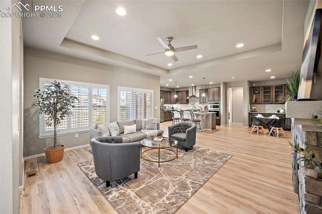 Image 5 of 50: Living Room