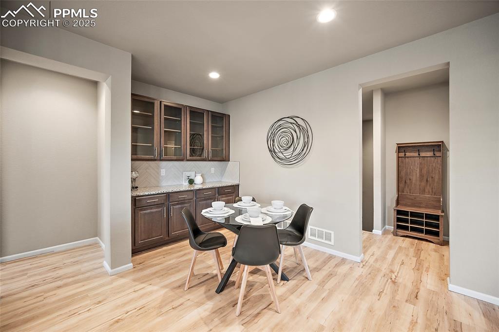 Image 9 of 50: Dining Area