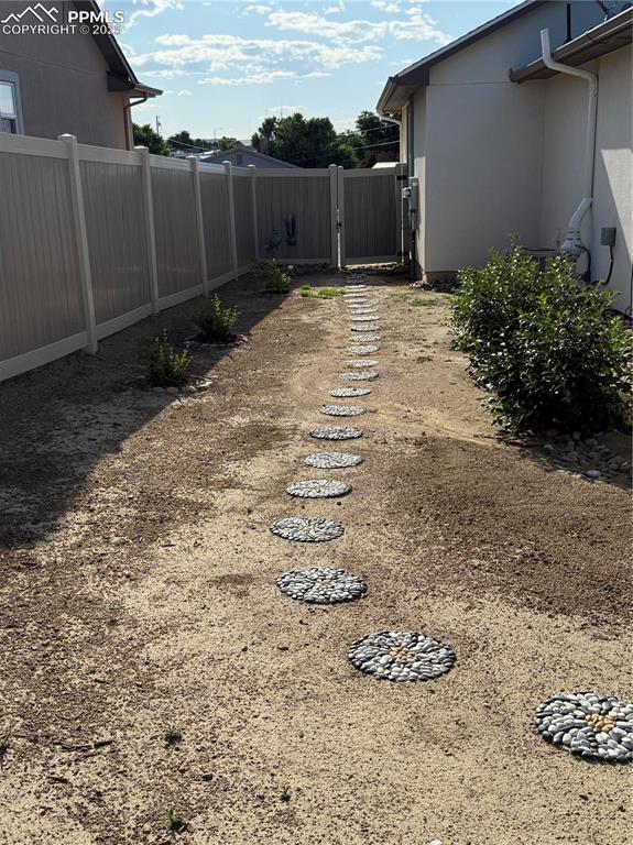 Image 30 of 42: Yard