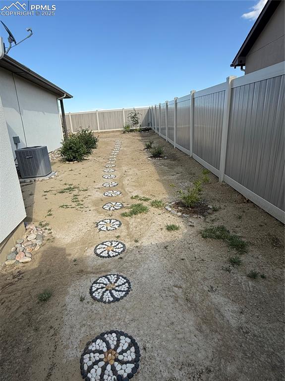 Image 32 of 42: Yard