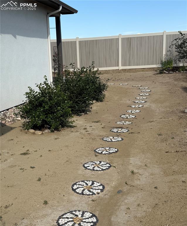 Image 33 of 42: Yard