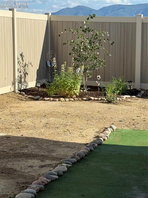 Image 34 of 42: Yard