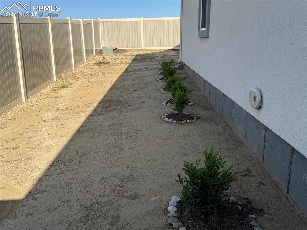 Image 35 of 42: Yard