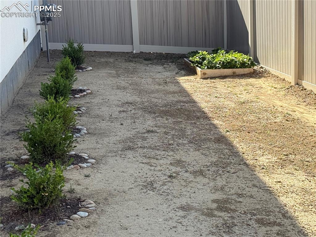 Image 36 of 42: Yard