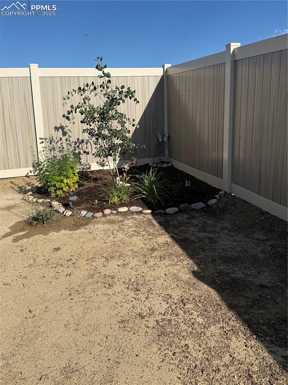 Image 37 of 42: Yard