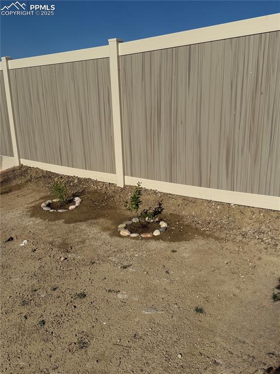 Image 39 of 42: Yard