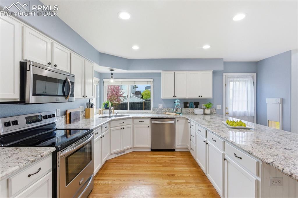 Image 12 of 50: Kitchen