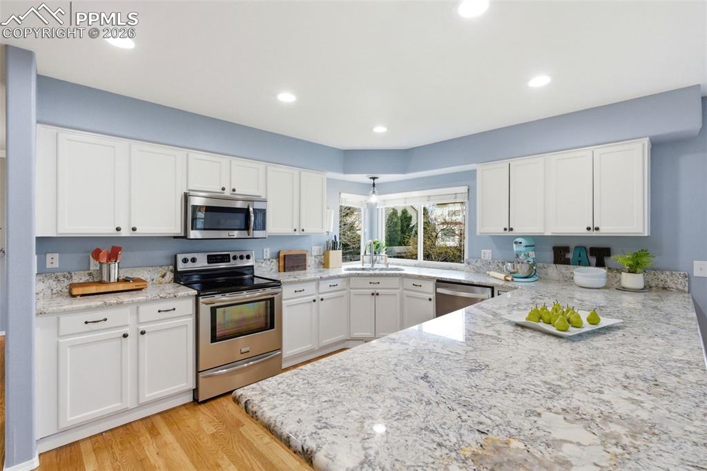 Image 13 of 50: Kitchen