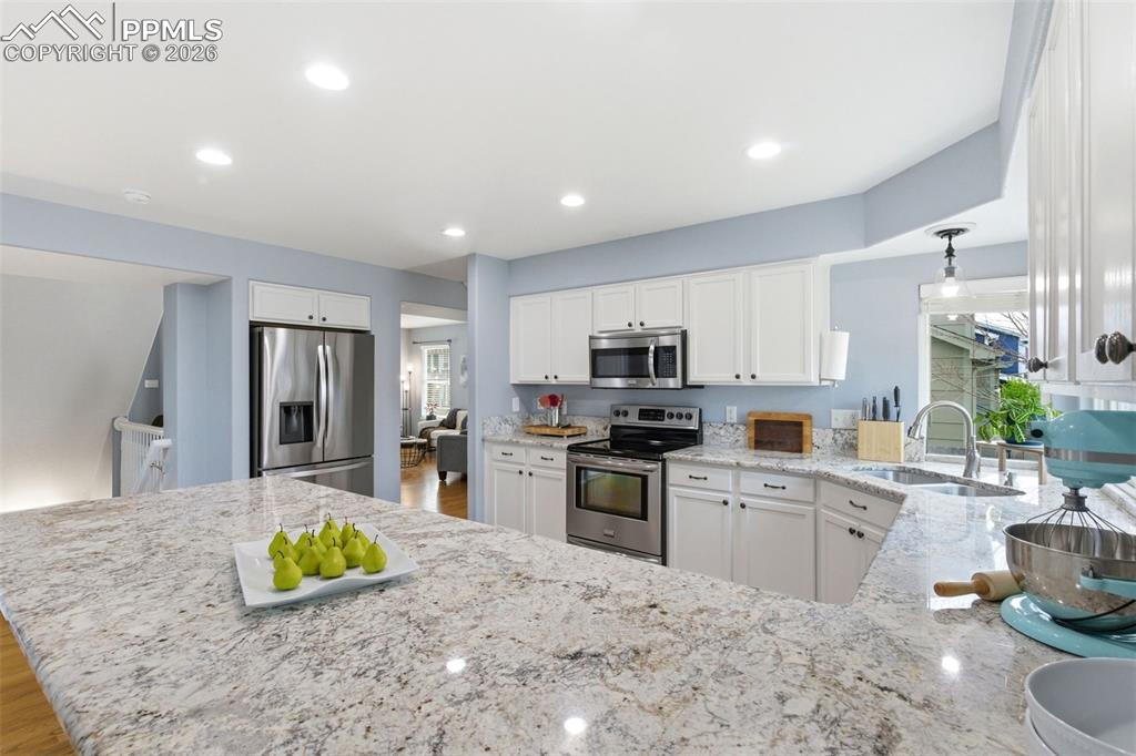 Image 14 of 50: Kitchen