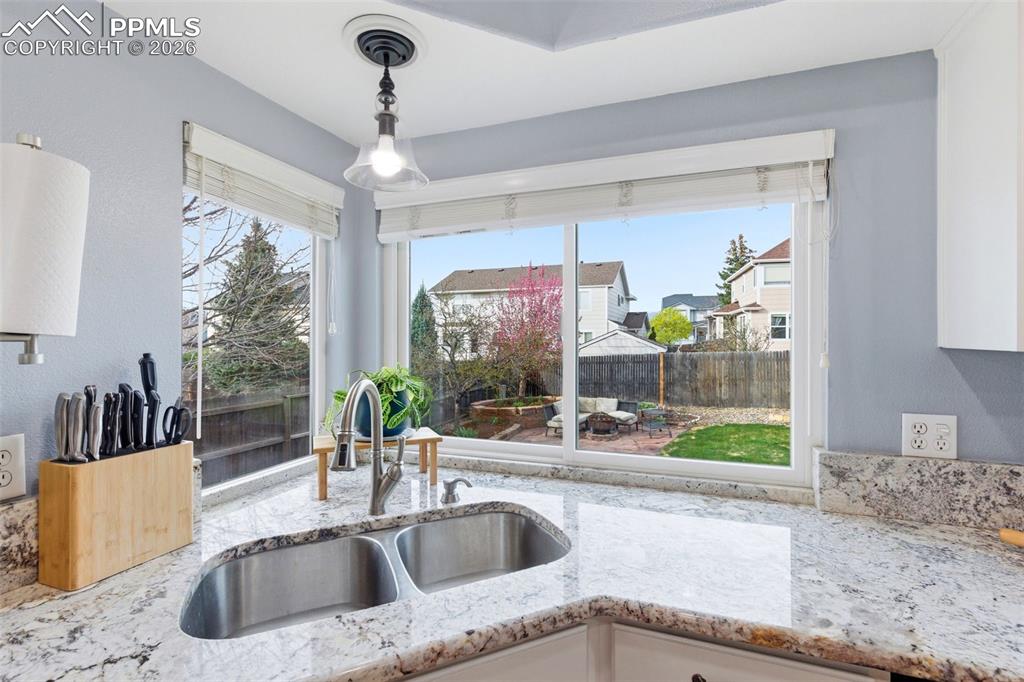 Image 15 of 50: Kitchen