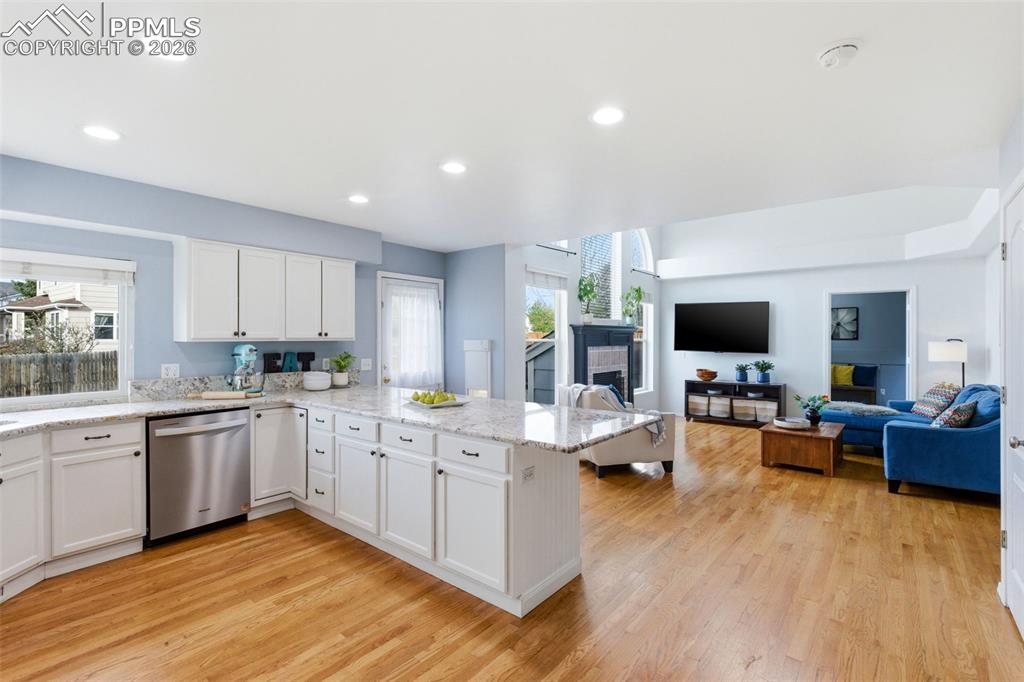 Image 16 of 50: Kitchen