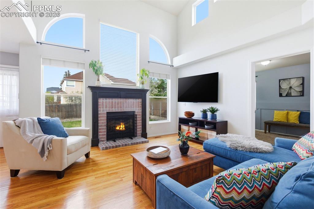 Image 17 of 50: Living Room