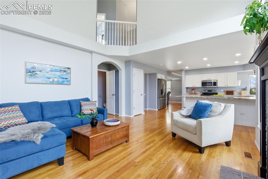 Image 19 of 50: Living Room