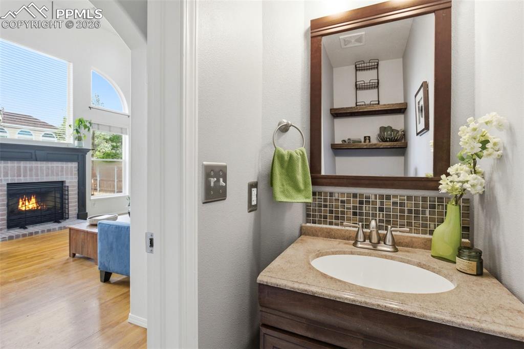 Image 23 of 50: Bathroom