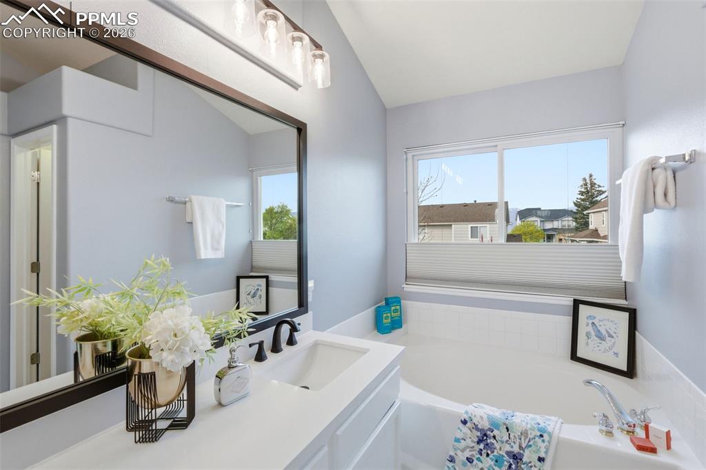 Image 26 of 50: Bathroom