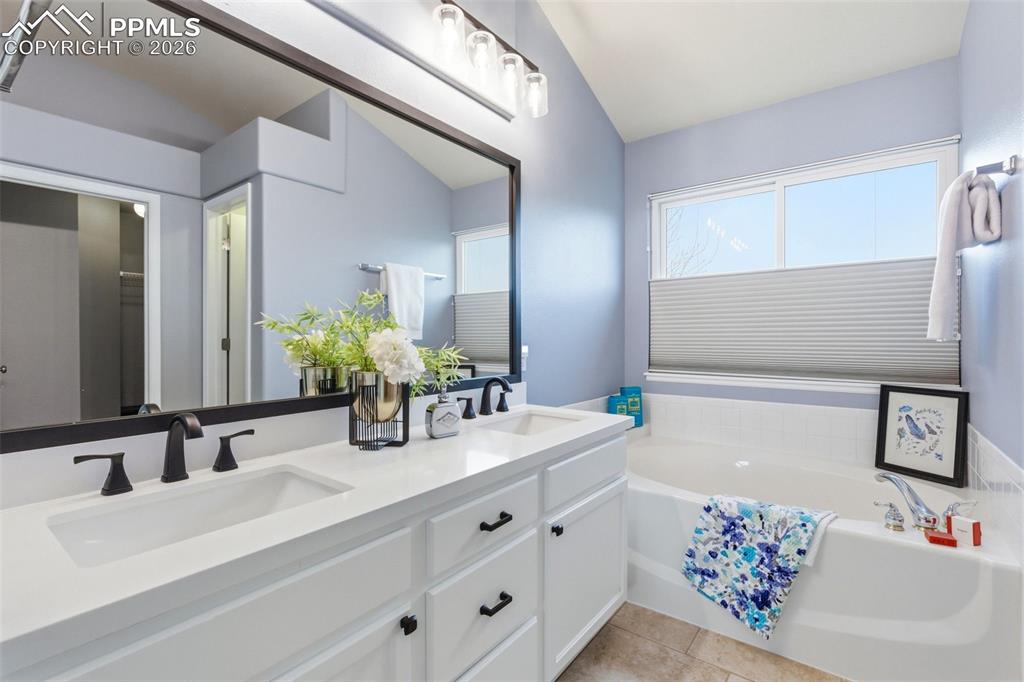 Image 28 of 50: Bathroom