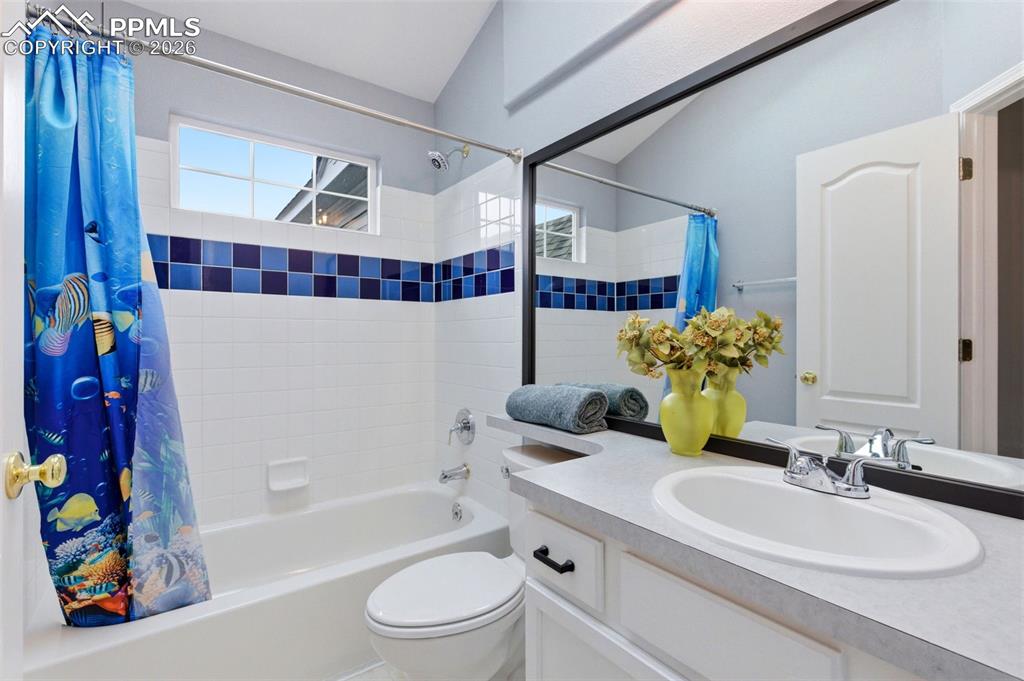 Image 32 of 50: Bathroom