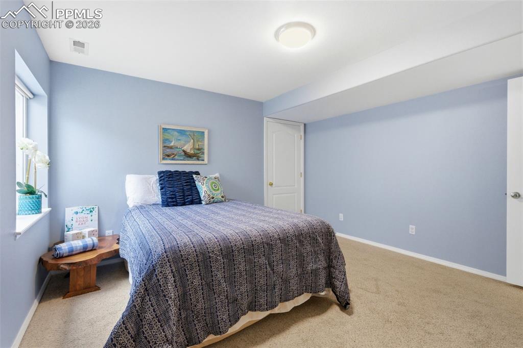 Image 33 of 50: Bedroom