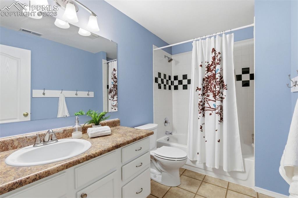 Image 39 of 50: Bathroom