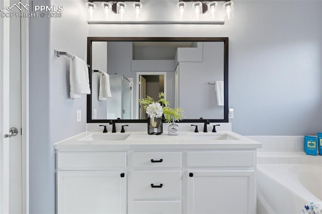 Image 5 of 50: Bathroom