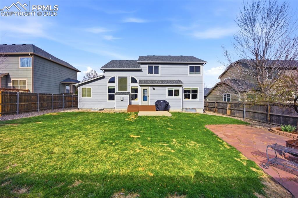 Image 6 of 50: Back of Structure