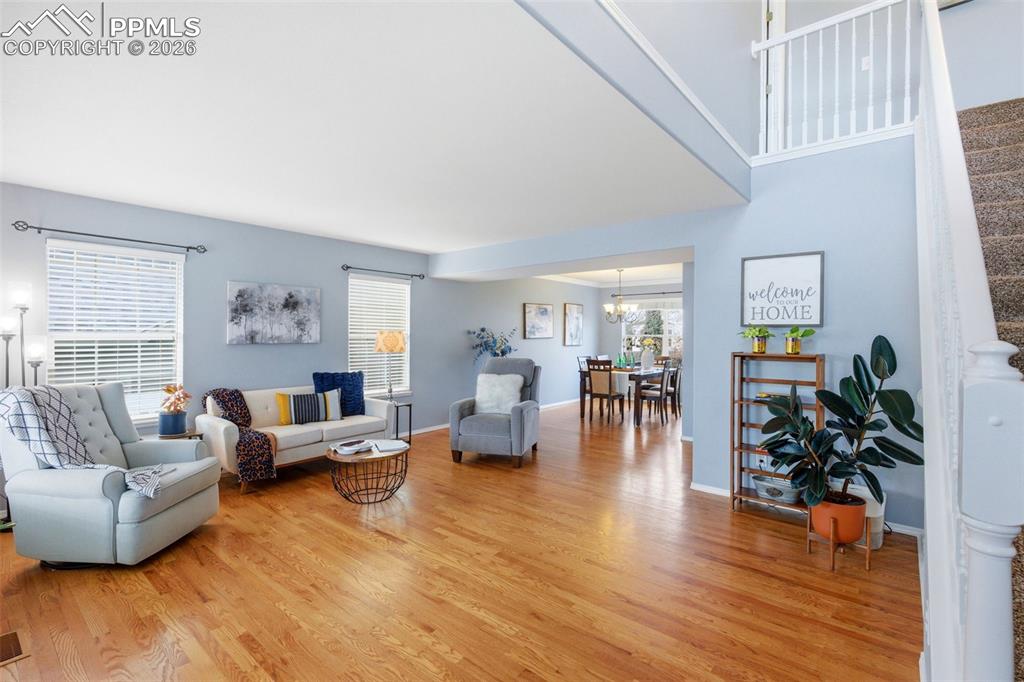 Image 7 of 50: Living Room