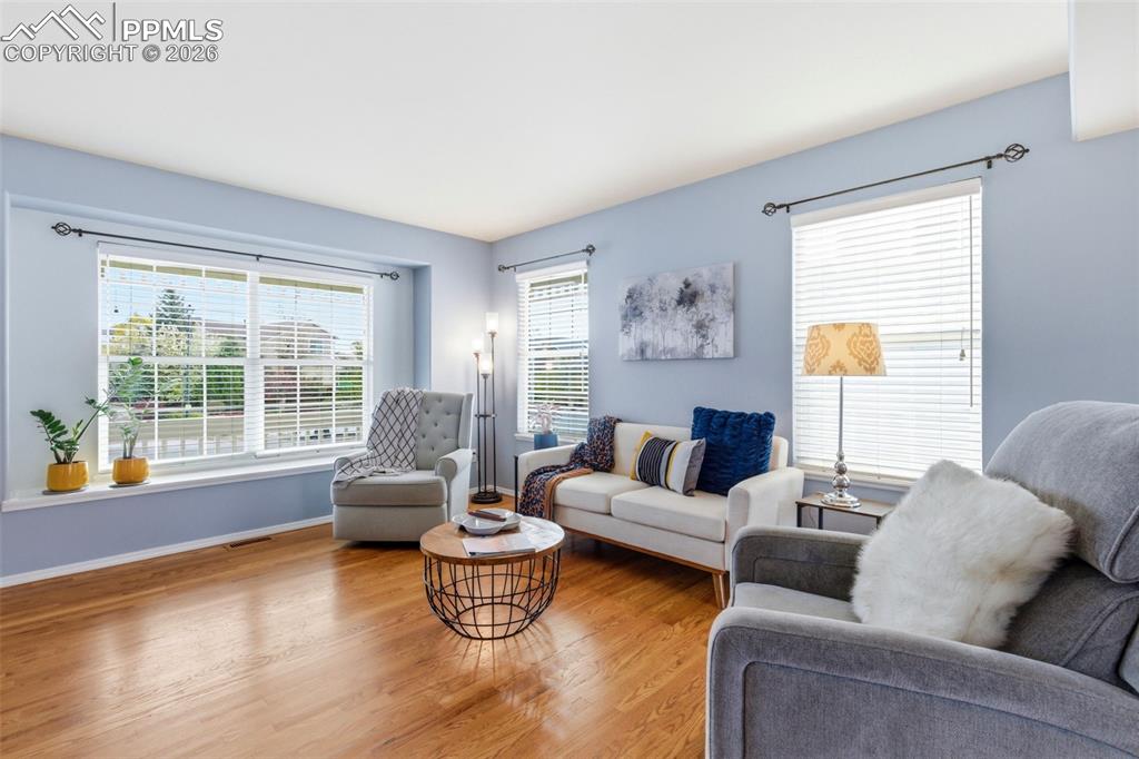 Image 8 of 50: Living Room