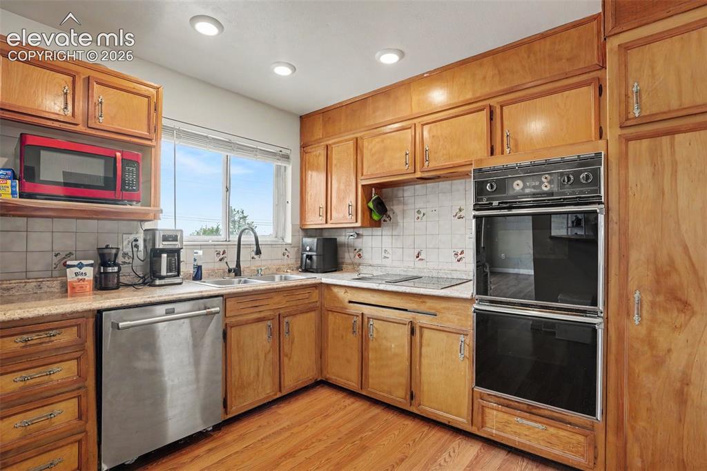 Image 10 of 23: Kitchen