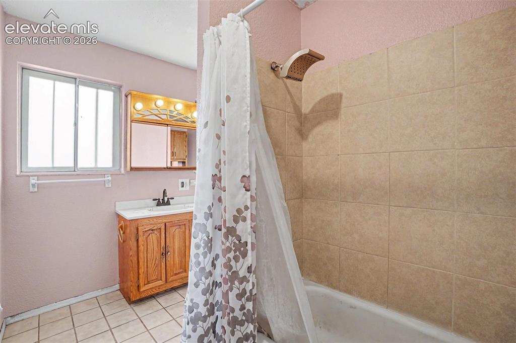 Image 13 of 23: Bathroom