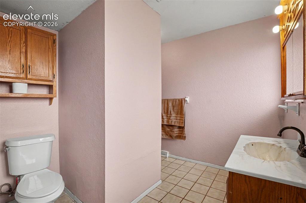 Image 14 of 23: Bathroom