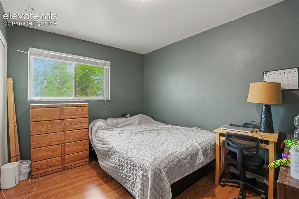 Image 16 of 23: Bedroom