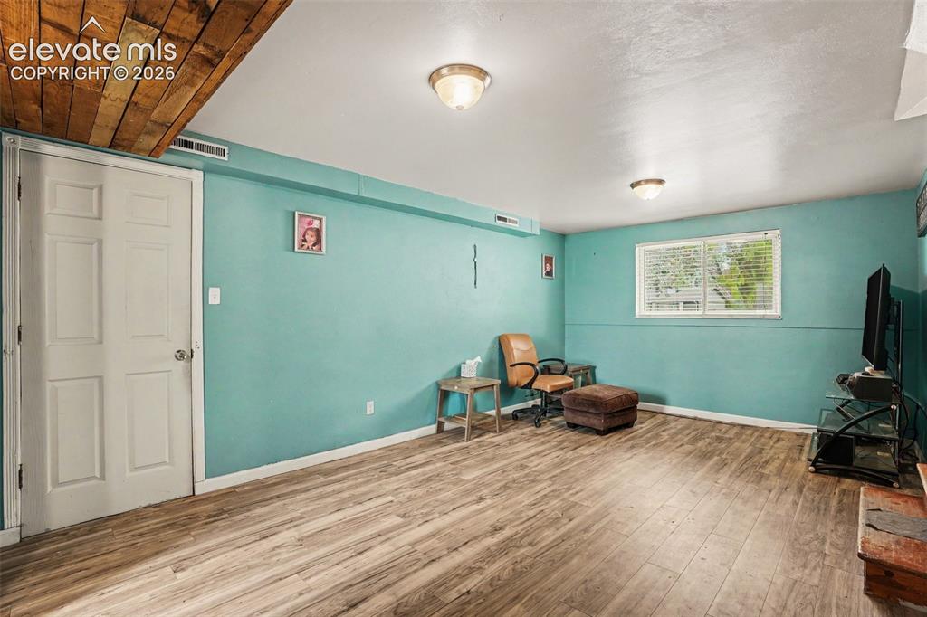 Image 18 of 23: Sitting Room