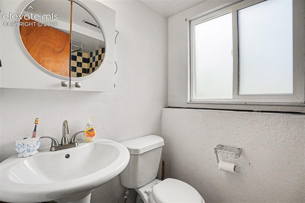 Image 19 of 23: Bathroom