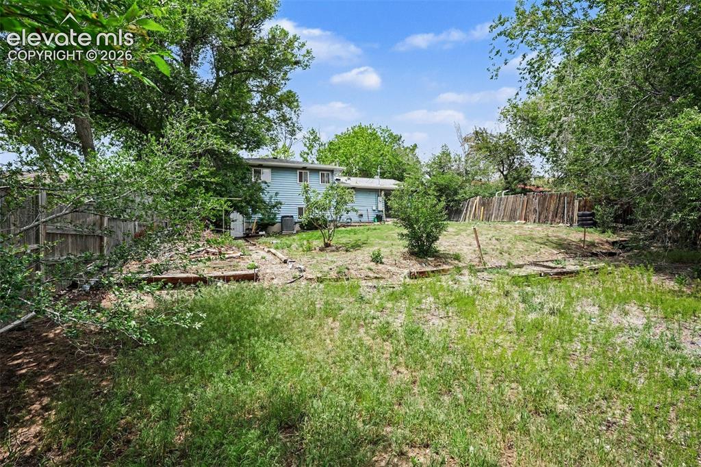 Image 22 of 23: Yard