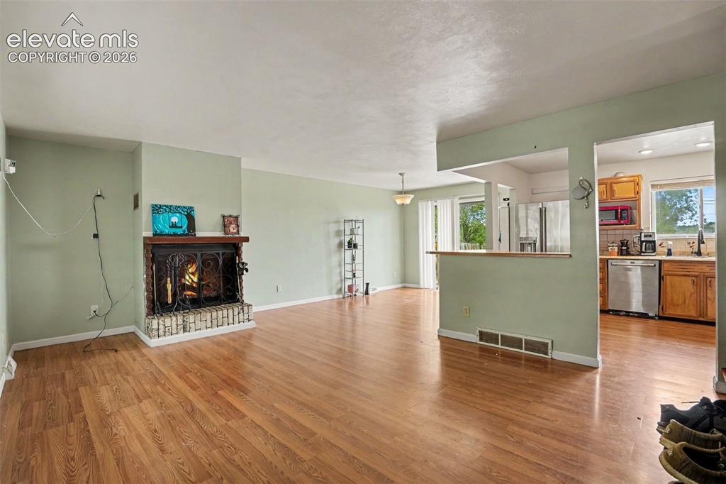 Image 5 of 23: Living Room