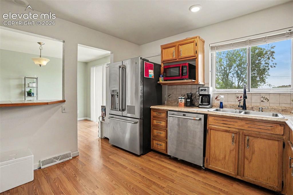 Image 9 of 23: Kitchen