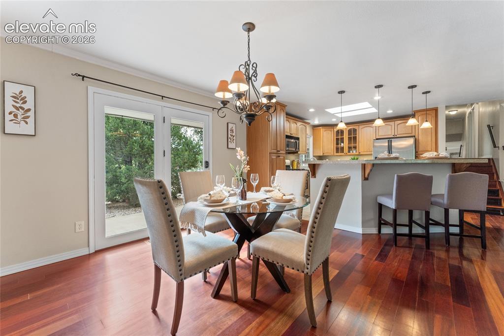 Image 10 of 50: Dining Area