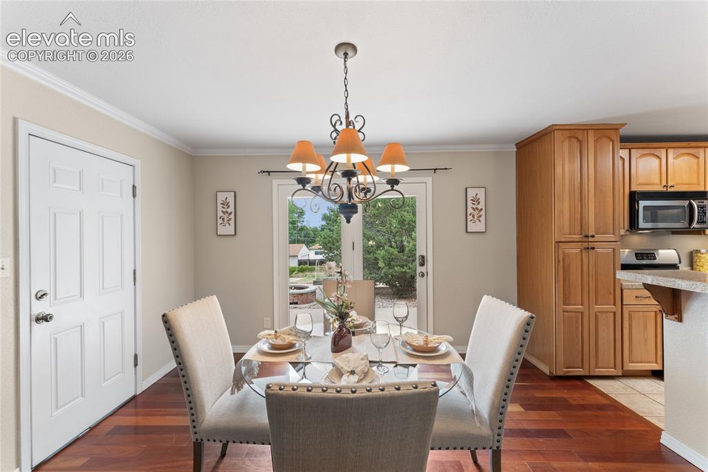 Image 11 of 50: Dining Area