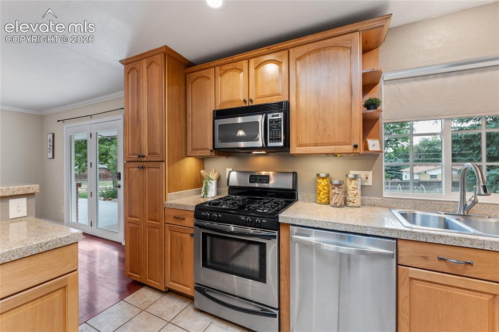 Image 16 of 50: Kitchen