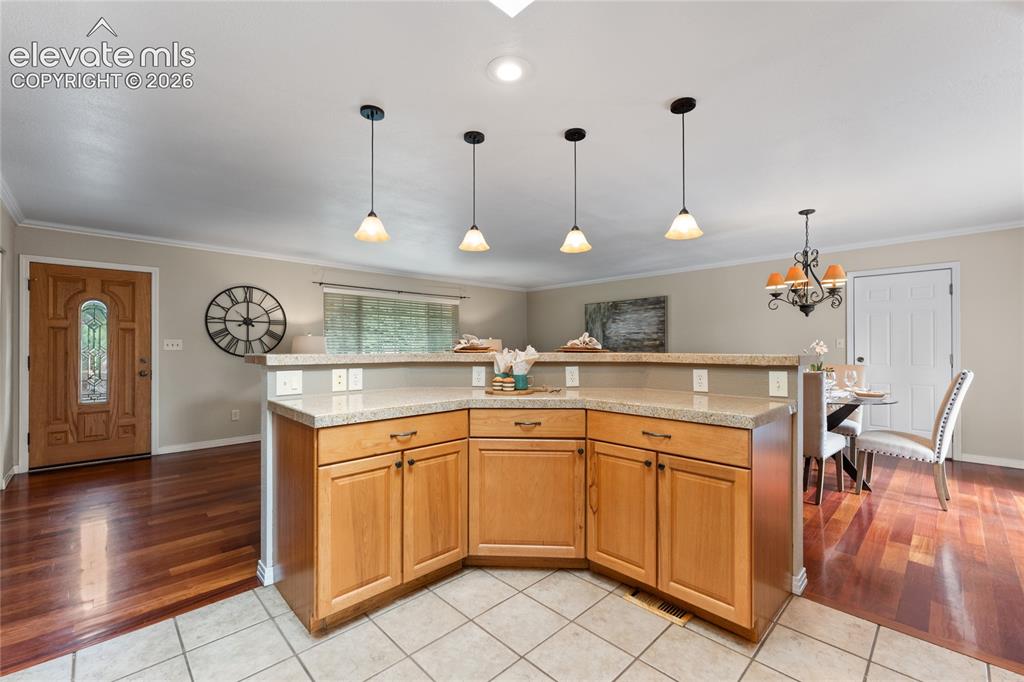 Image 18 of 50: Kitchen