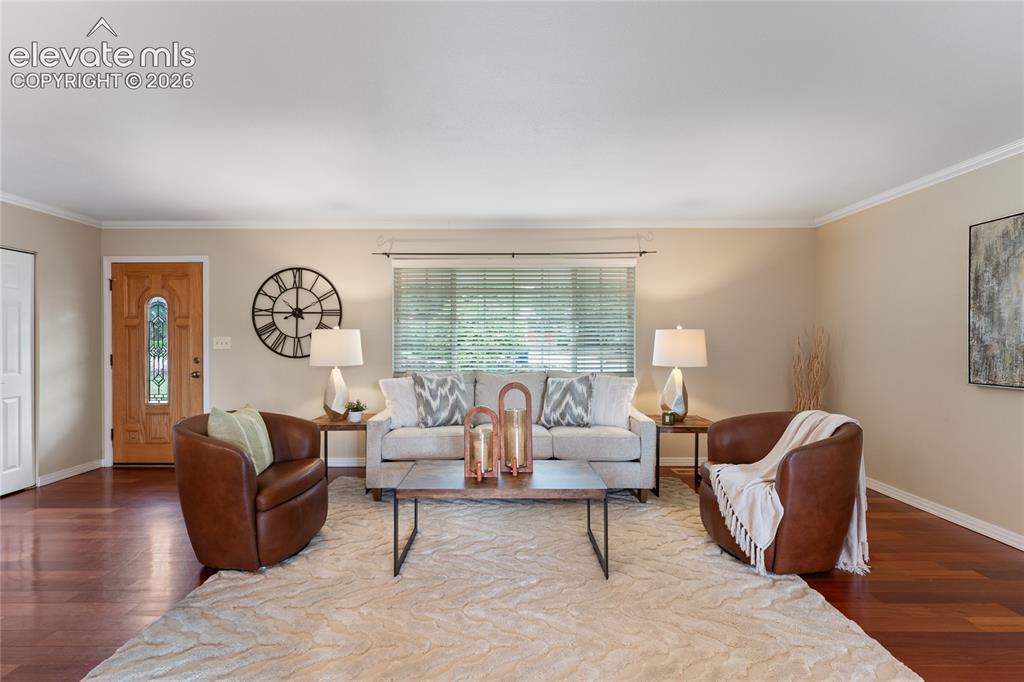 Image 8 of 50: Living Room