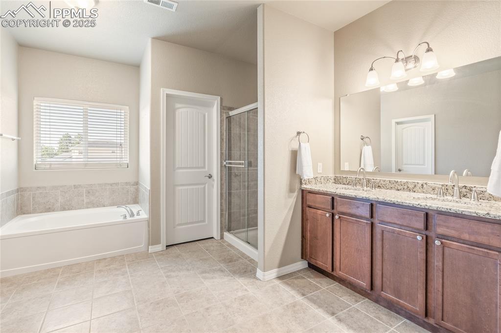 Image 28 of 34: Bathroom