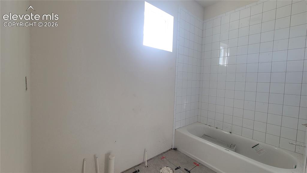 Image 20 of 44: Bathroom
