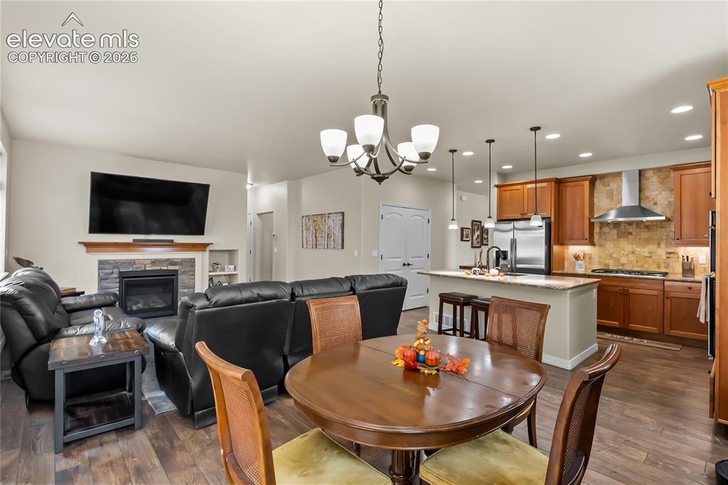 Image 11 of 44: Dining Area