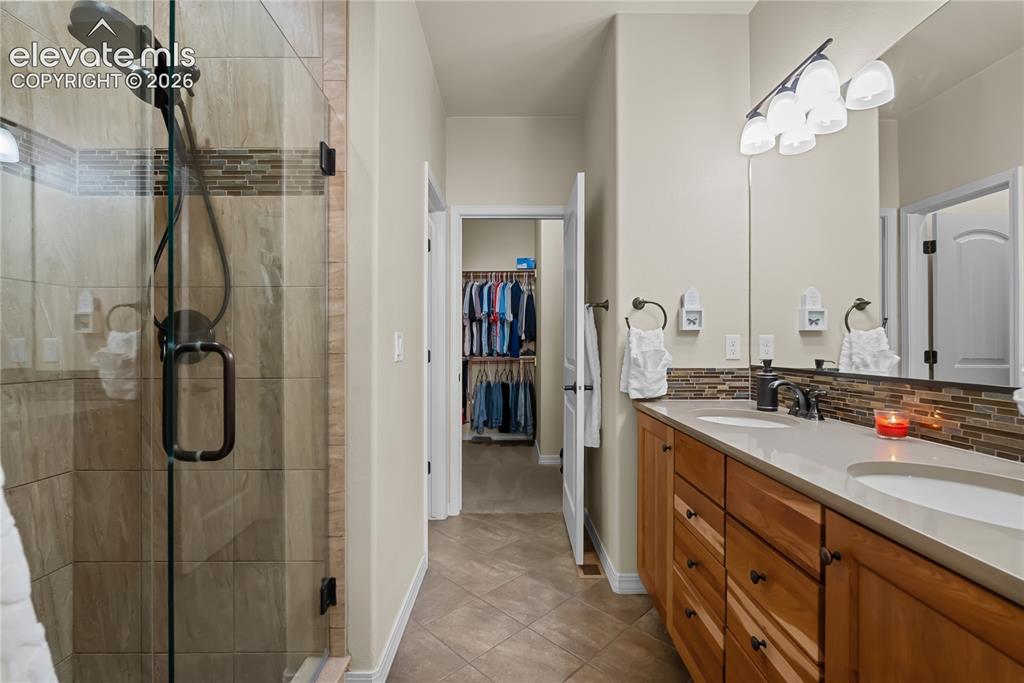 Image 20 of 44: Bathroom
